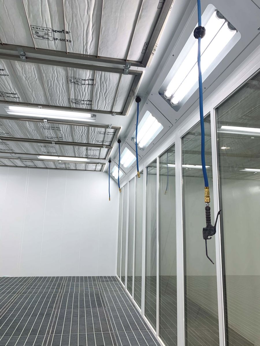 自動車塗装スプレーブースにおける防爆チューブライトの応用実績